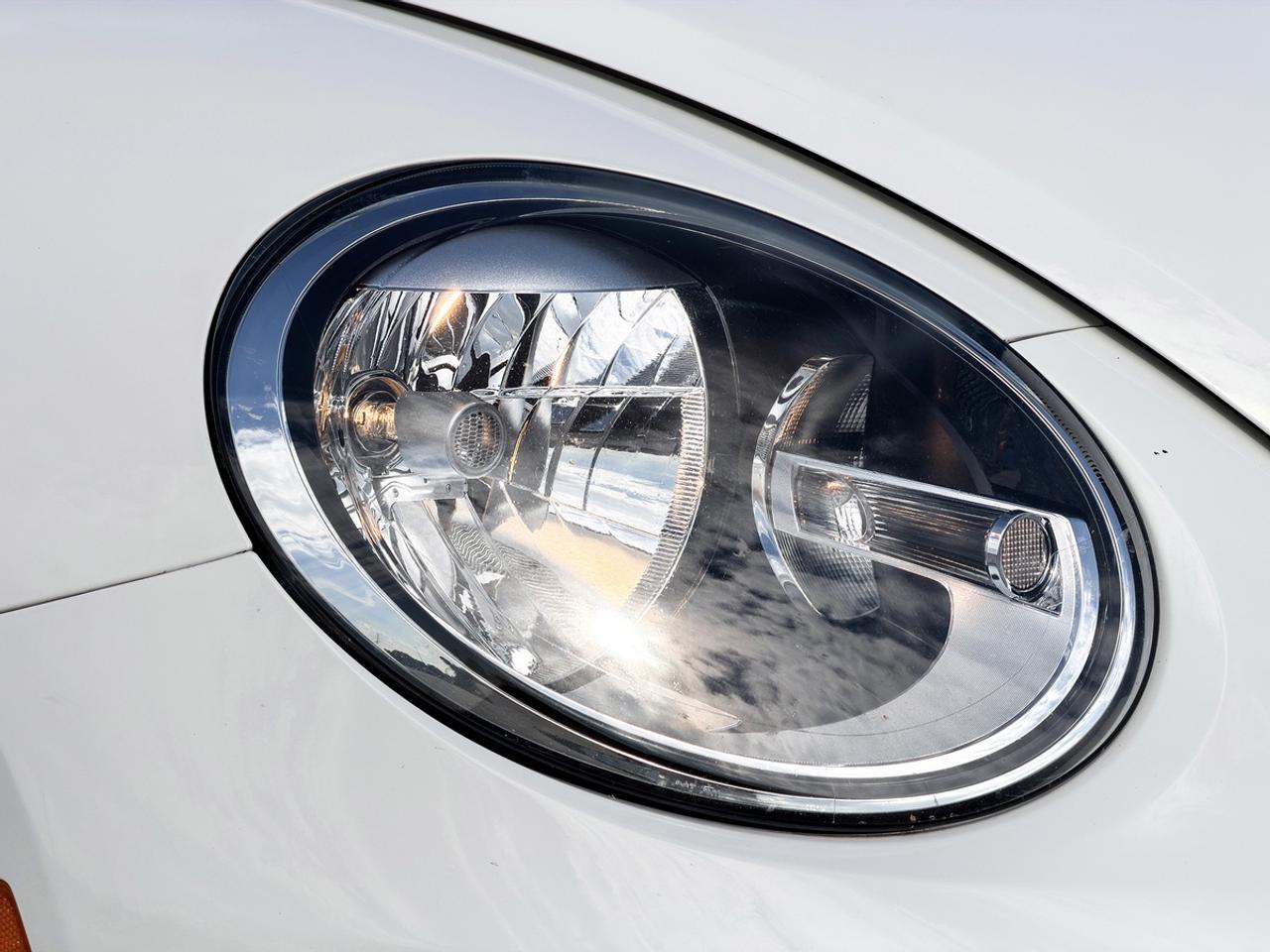 2013 Volkswagen Beetle 2.5L COUPE w/SUNROOF Photo