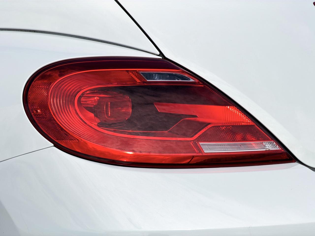 2013 Volkswagen Beetle 2.5L COUPE w/SUNROOF Photo