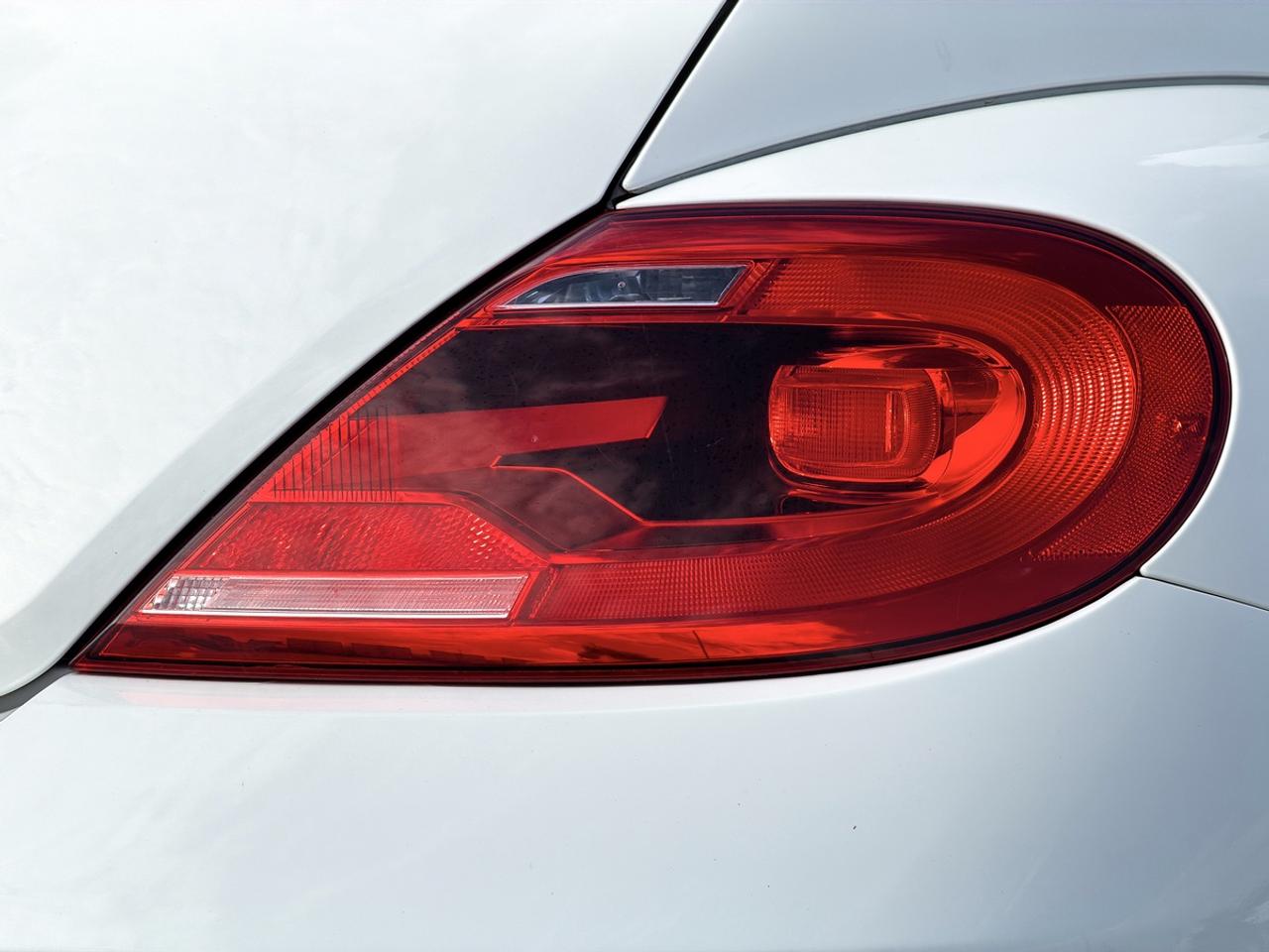 2013 Volkswagen Beetle 2.5L COUPE w/SUNROOF Photo