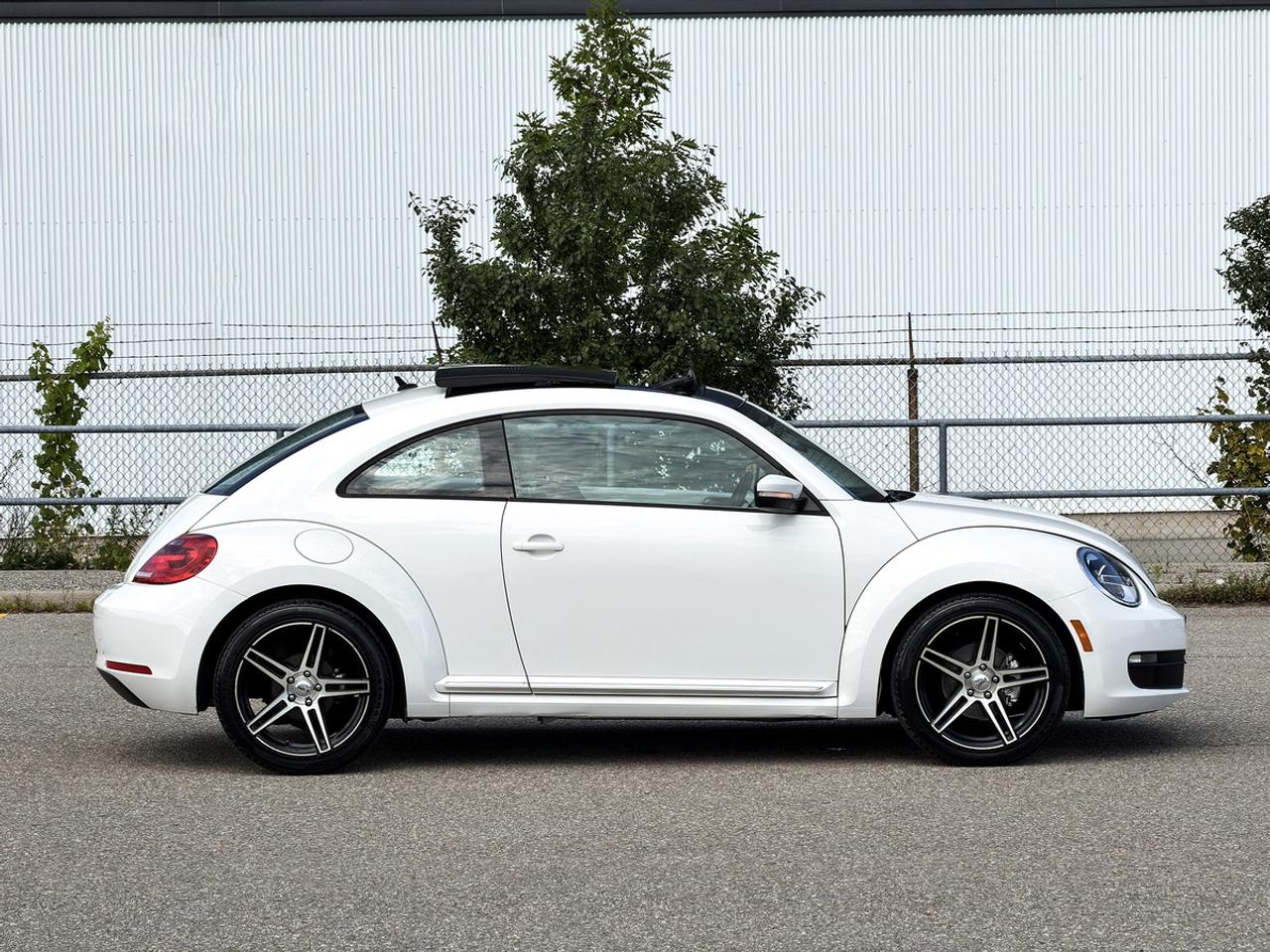 2013 Volkswagen Beetle 2.5L COUPE w/SUNROOF Photo