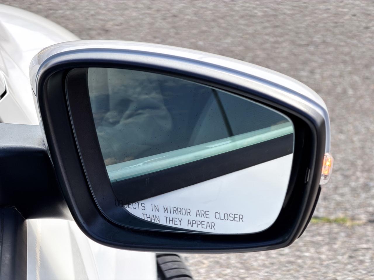 2013 Volkswagen Beetle 2.5L COUPE w/SUNROOF Photo
