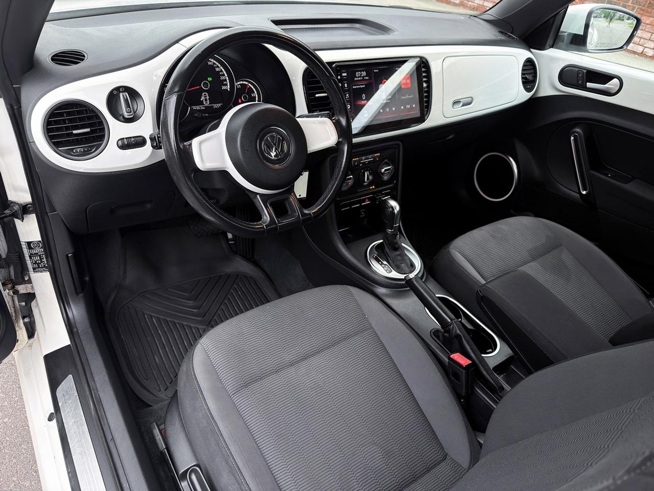 2013 Volkswagen Beetle 2.5L COUPE w/SUNROOF Photo