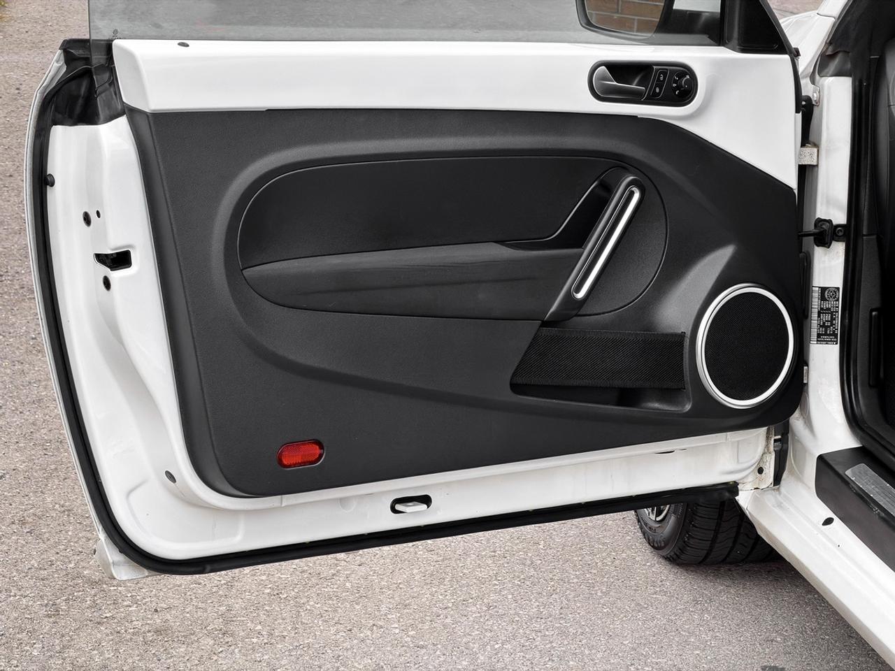 2013 Volkswagen Beetle 2.5L COUPE w/SUNROOF Photo