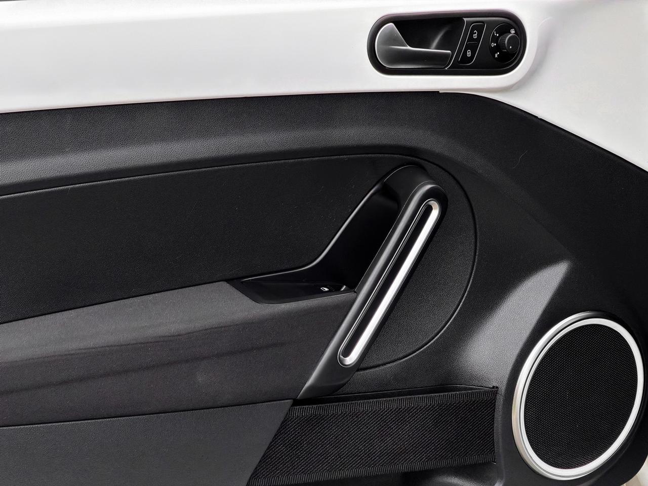 2013 Volkswagen Beetle 2.5L COUPE w/SUNROOF Photo