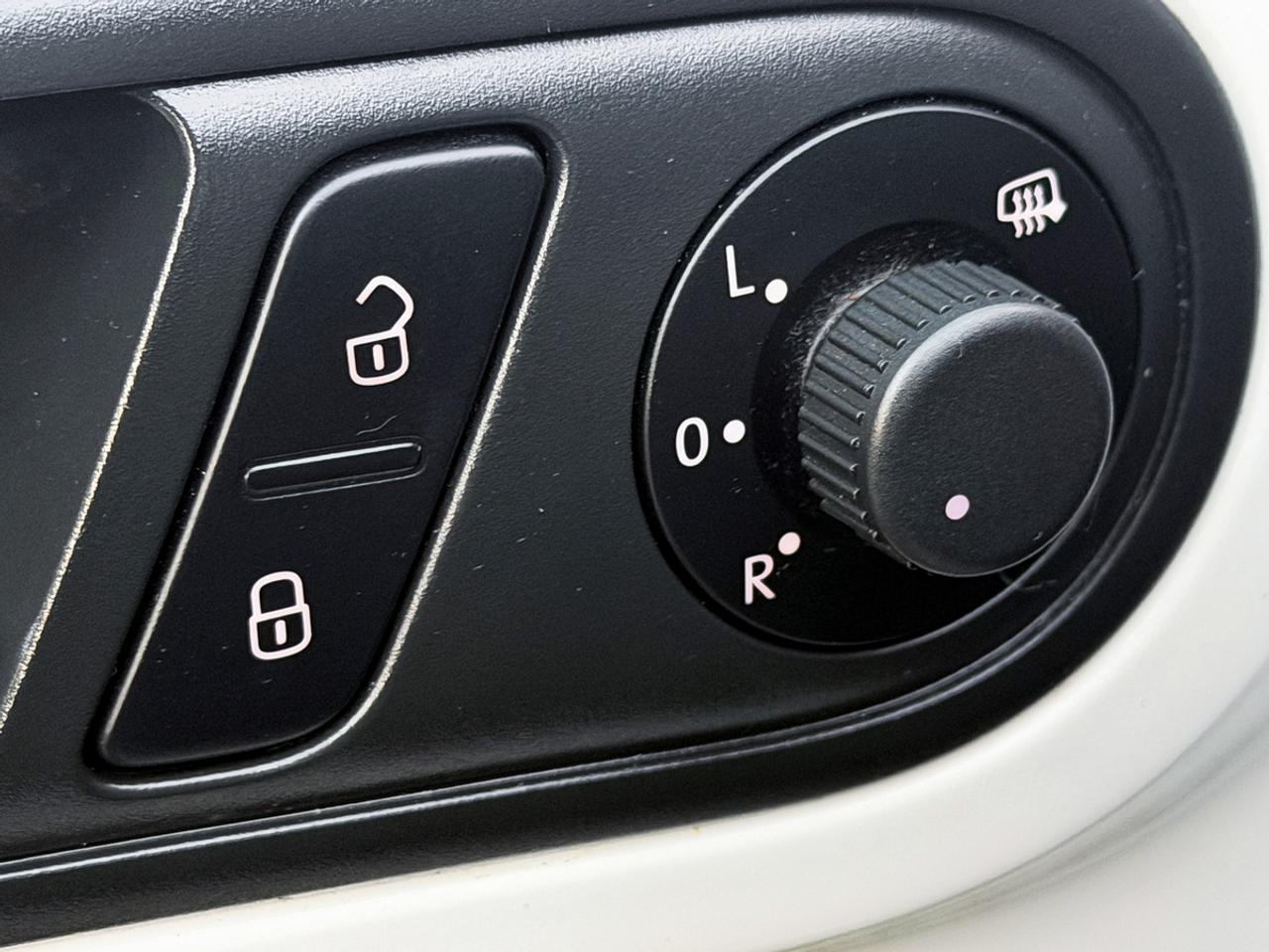 2013 Volkswagen Beetle 2.5L COUPE w/SUNROOF Photo