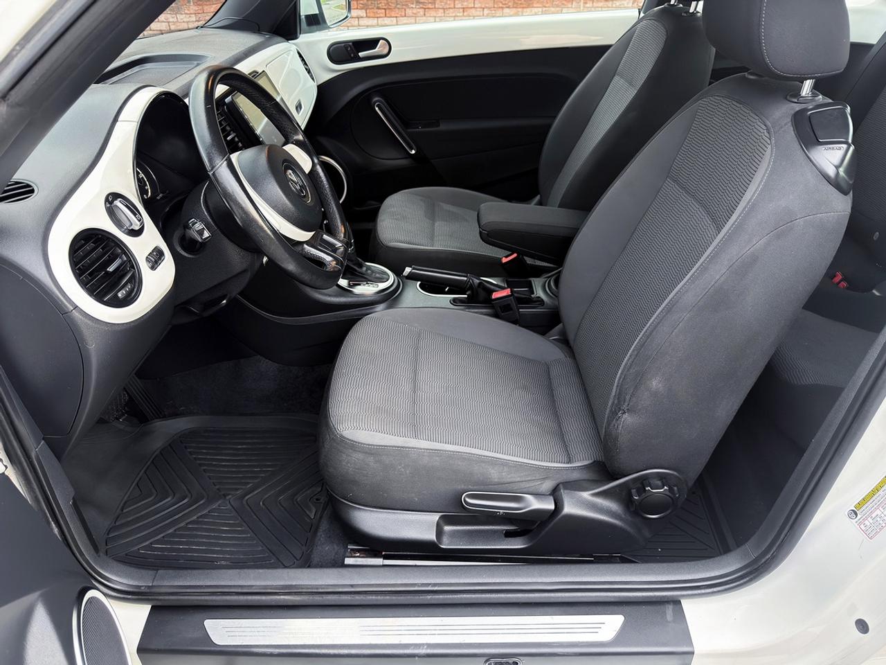 2013 Volkswagen Beetle 2.5L COUPE w/SUNROOF Photo