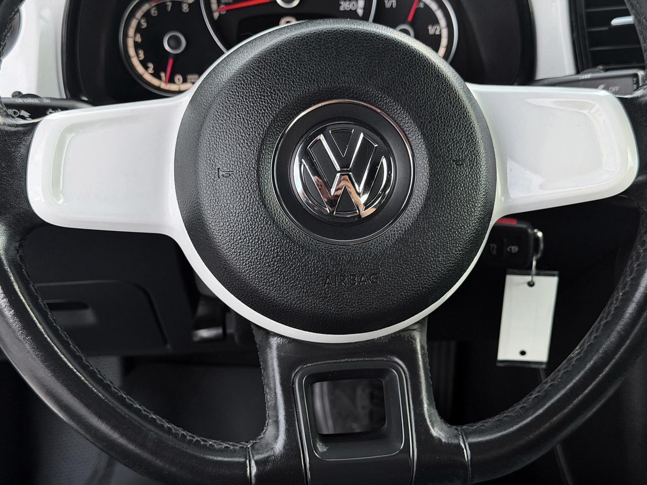 2013 Volkswagen Beetle 2.5L COUPE w/SUNROOF Photo