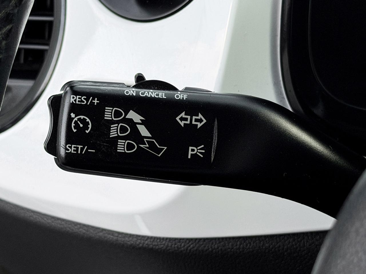 2013 Volkswagen Beetle 2.5L COUPE w/SUNROOF Photo