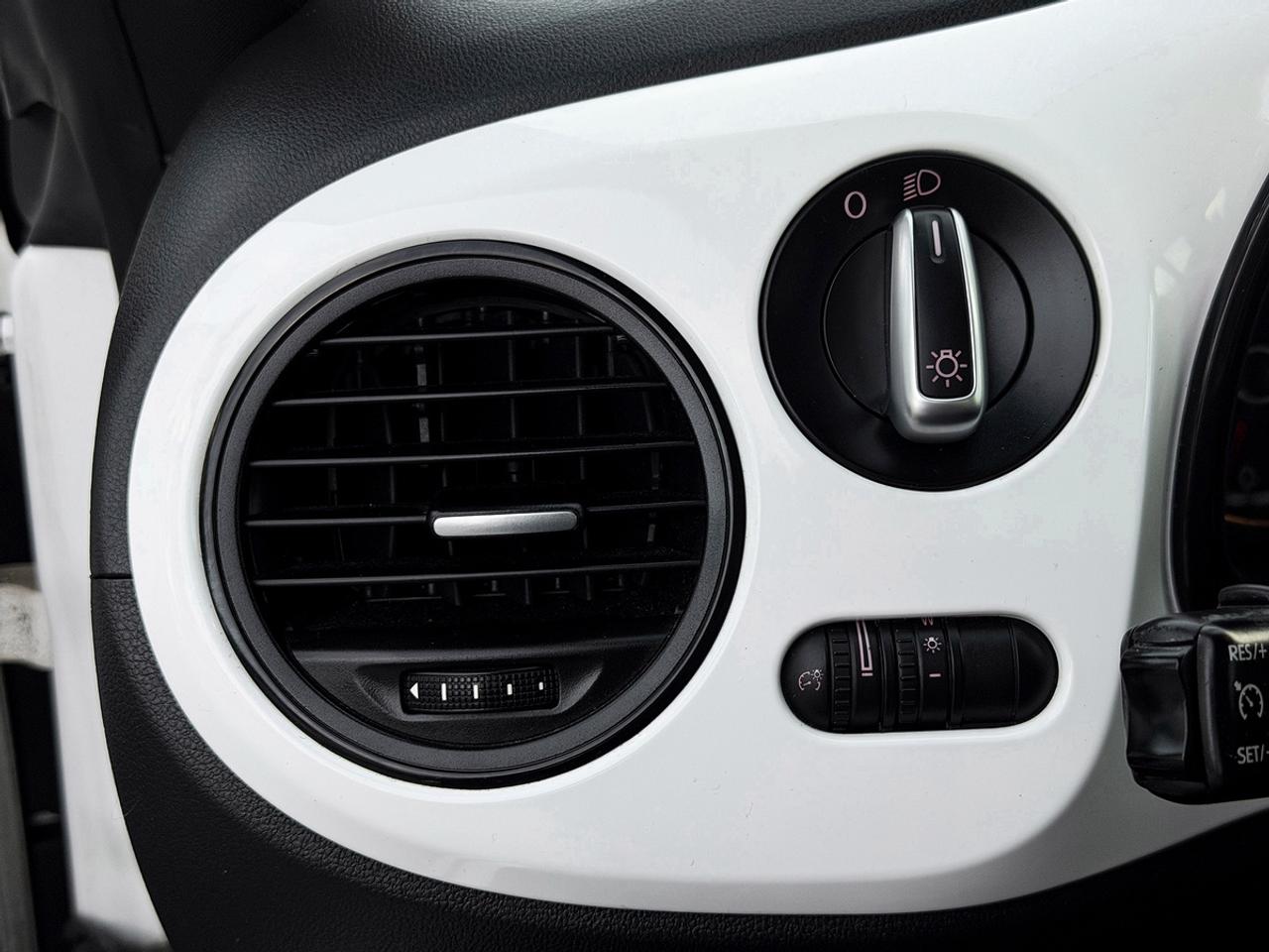 2013 Volkswagen Beetle 2.5L COUPE w/SUNROOF Photo