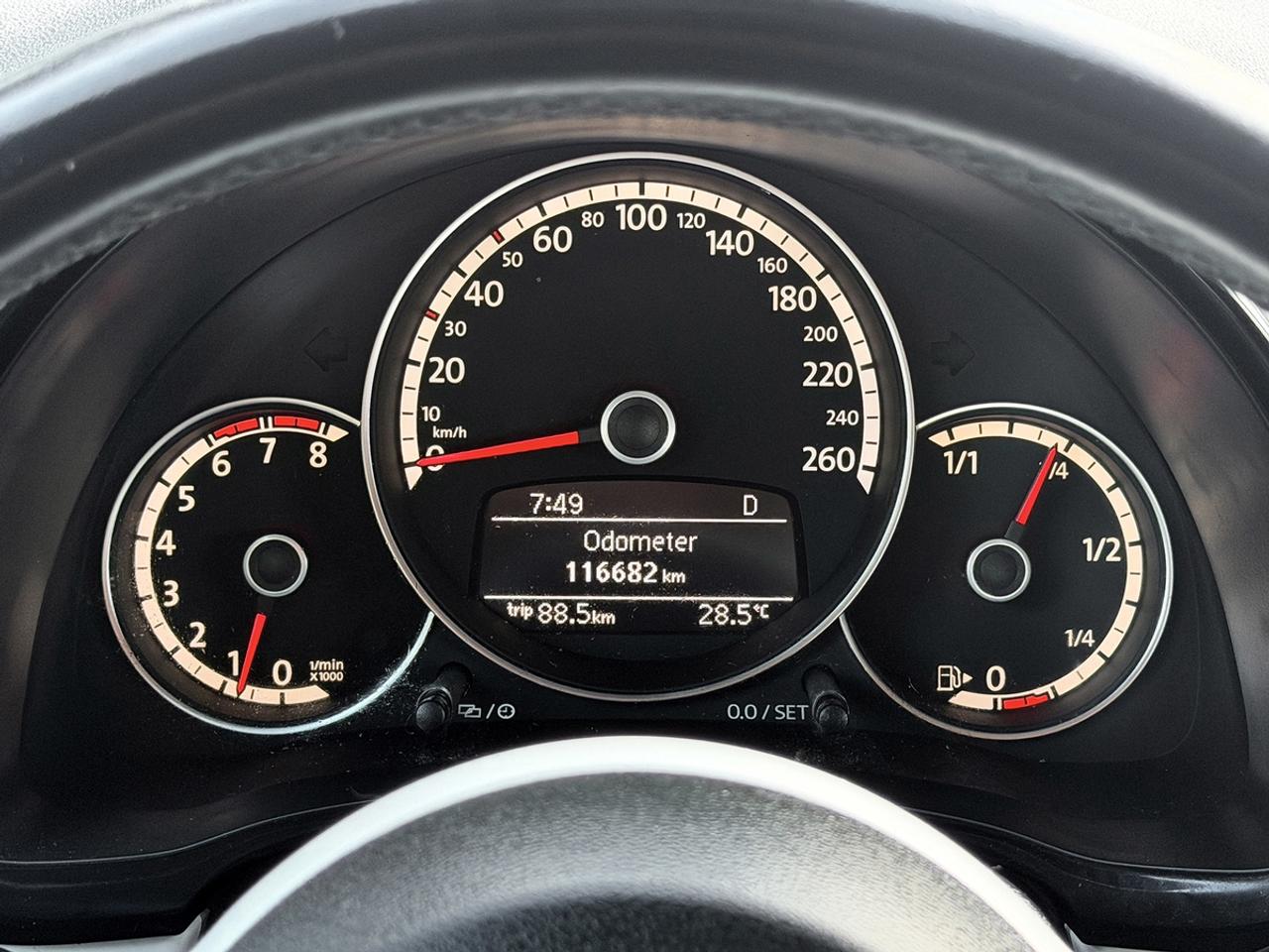 2013 Volkswagen Beetle 2.5L COUPE w/SUNROOF Photo