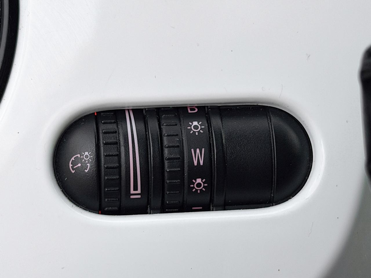 2013 Volkswagen Beetle 2.5L COUPE w/SUNROOF Photo