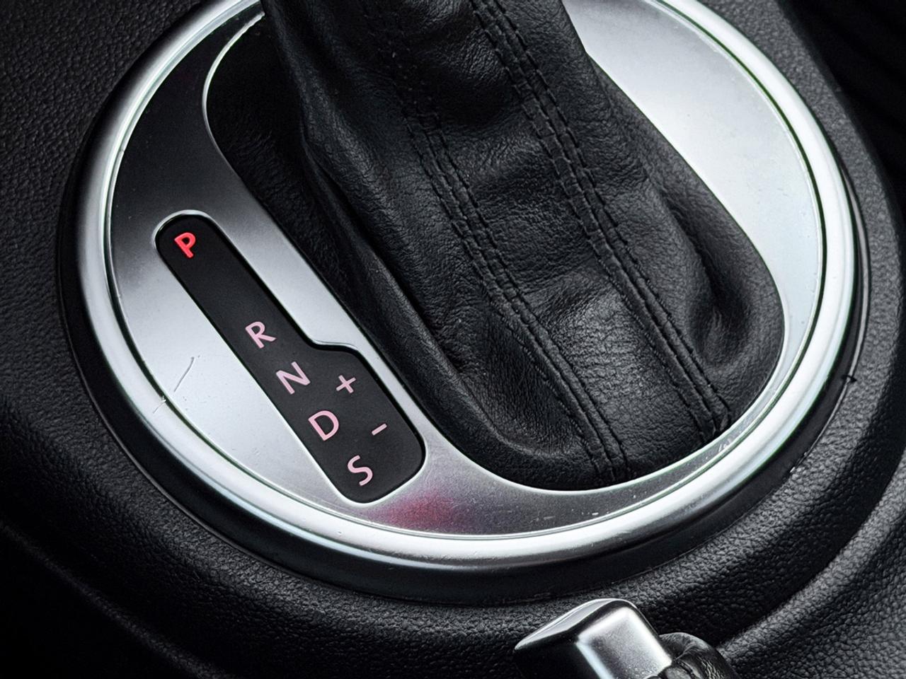 2013 Volkswagen Beetle 2.5L COUPE w/SUNROOF Photo