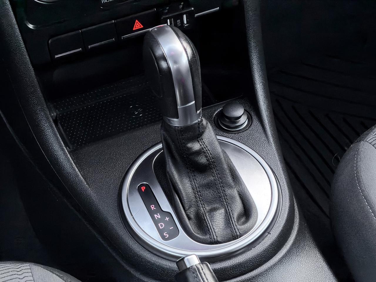 2013 Volkswagen Beetle 2.5L COUPE w/SUNROOF Photo