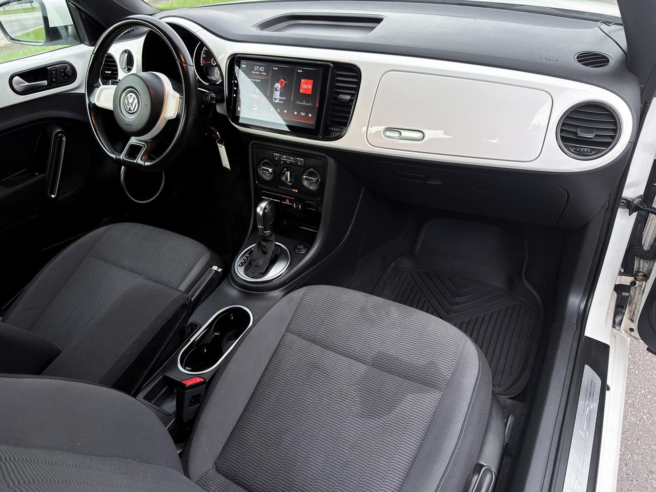 2013 Volkswagen Beetle 2.5L COUPE w/SUNROOF Photo