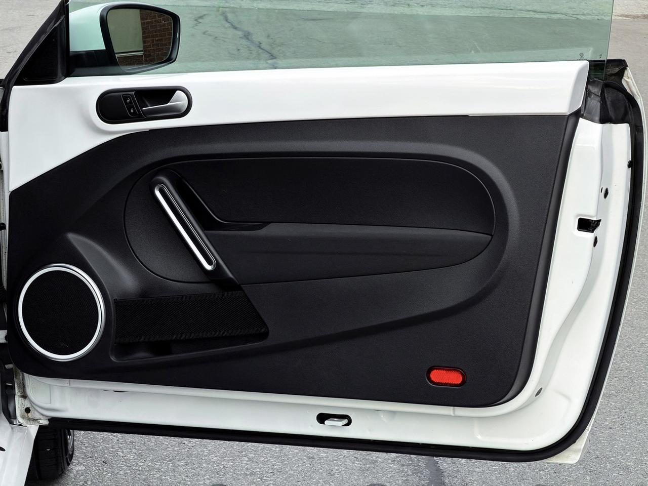 2013 Volkswagen Beetle 2.5L COUPE w/SUNROOF Photo