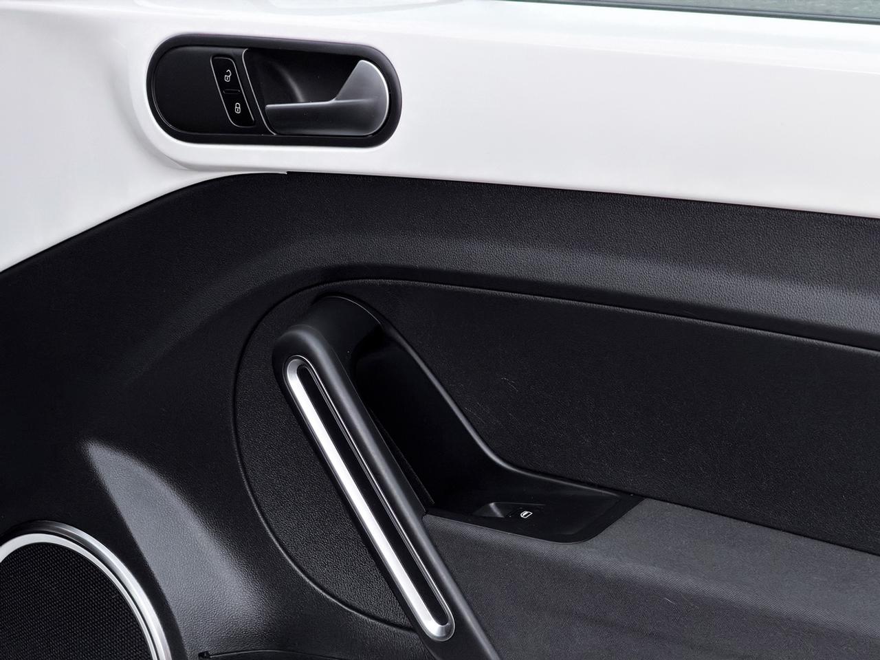 2013 Volkswagen Beetle 2.5L COUPE w/SUNROOF Photo