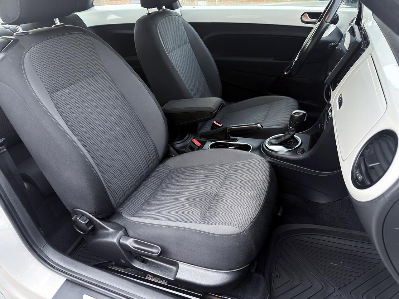 2013 Volkswagen Beetle 2.5L COUPE w/SUNROOF Photo
