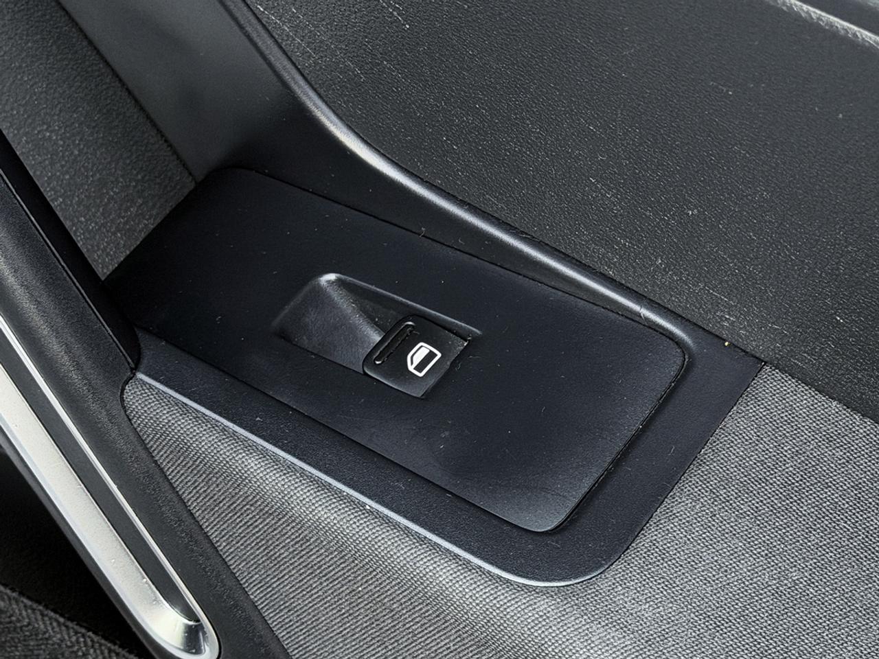 2013 Volkswagen Beetle 2.5L COUPE w/SUNROOF Photo