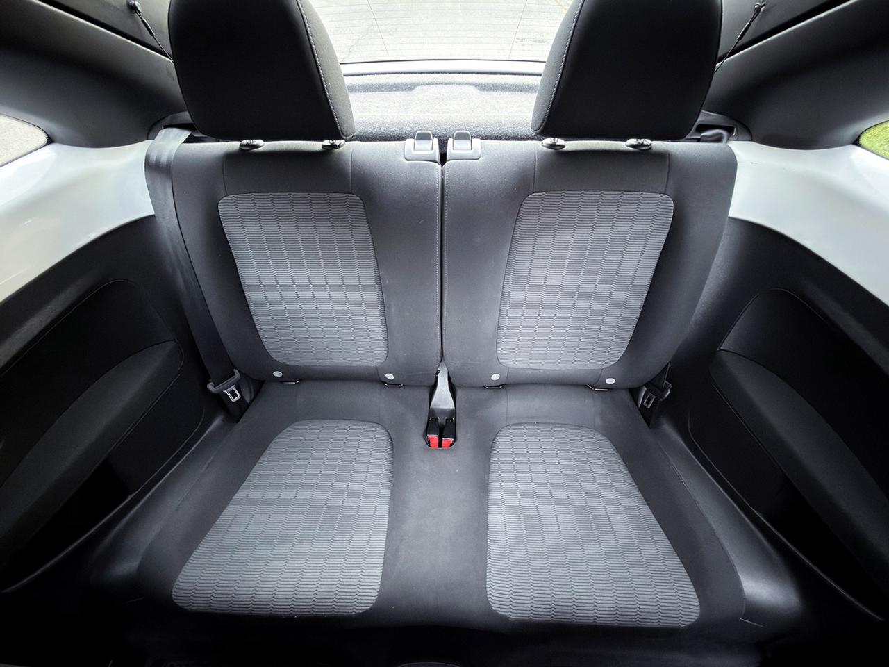 2013 Volkswagen Beetle 2.5L COUPE w/SUNROOF Photo