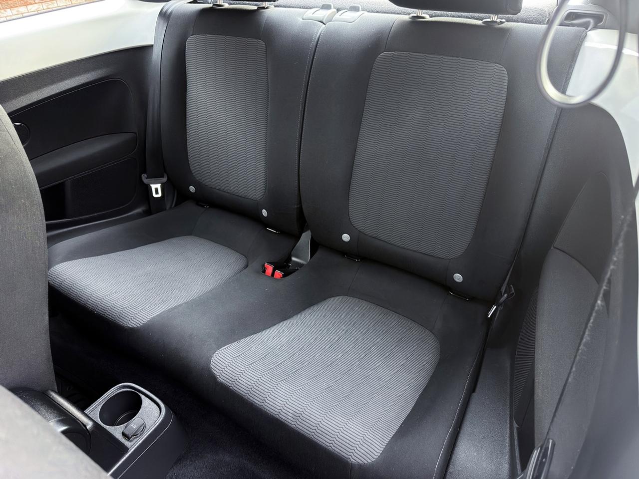 2013 Volkswagen Beetle 2.5L COUPE w/SUNROOF Photo