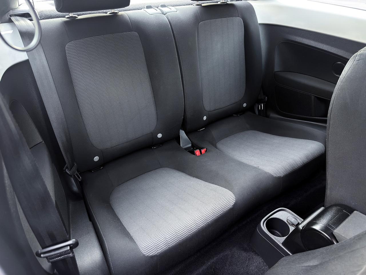 2013 Volkswagen Beetle 2.5L COUPE w/SUNROOF Photo