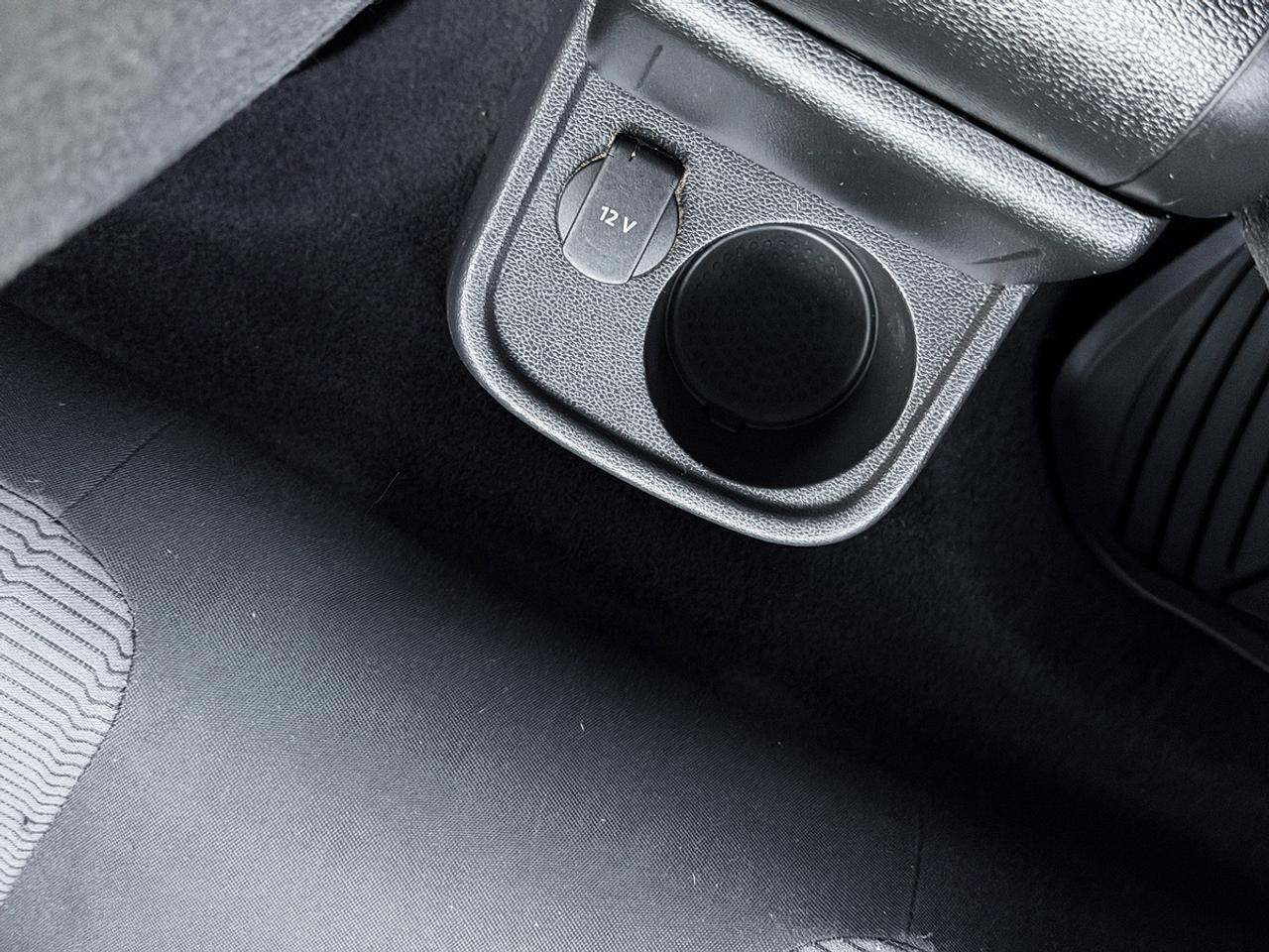 2013 Volkswagen Beetle 2.5L COUPE w/SUNROOF Photo