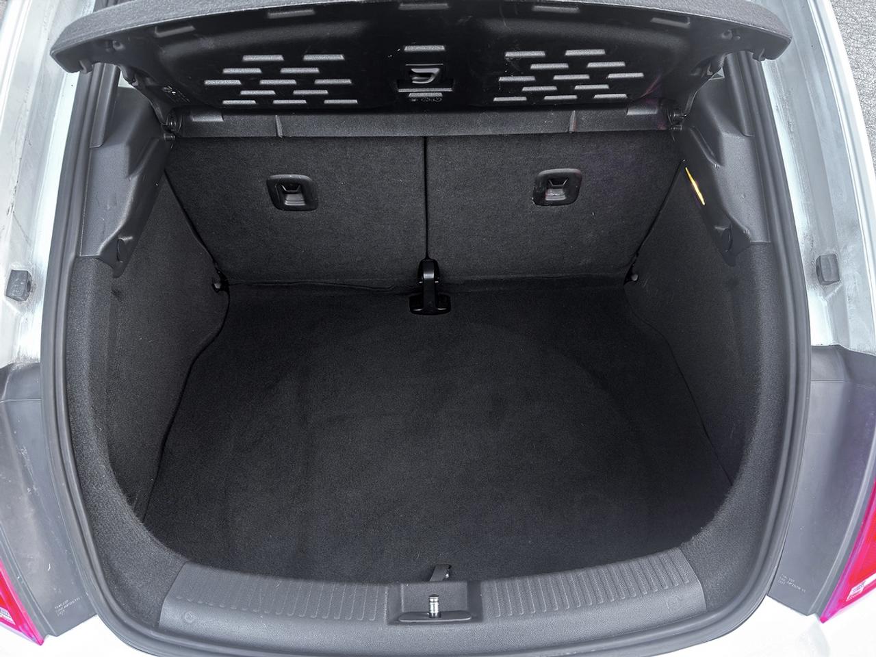 2013 Volkswagen Beetle 2.5L COUPE w/SUNROOF Photo