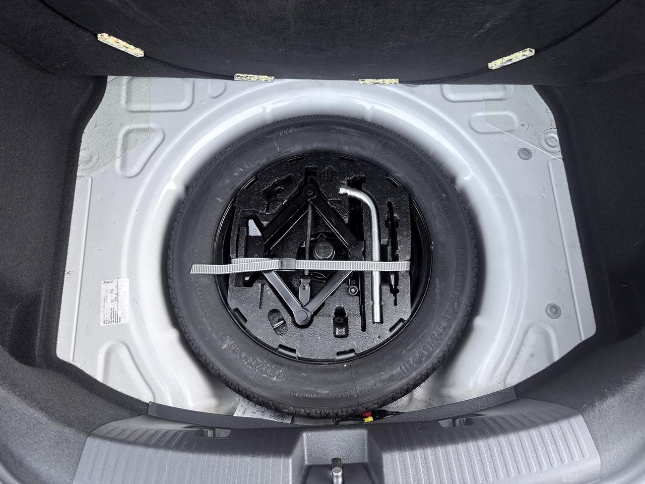 2013 Volkswagen Beetle 2.5L COUPE w/SUNROOF Photo
