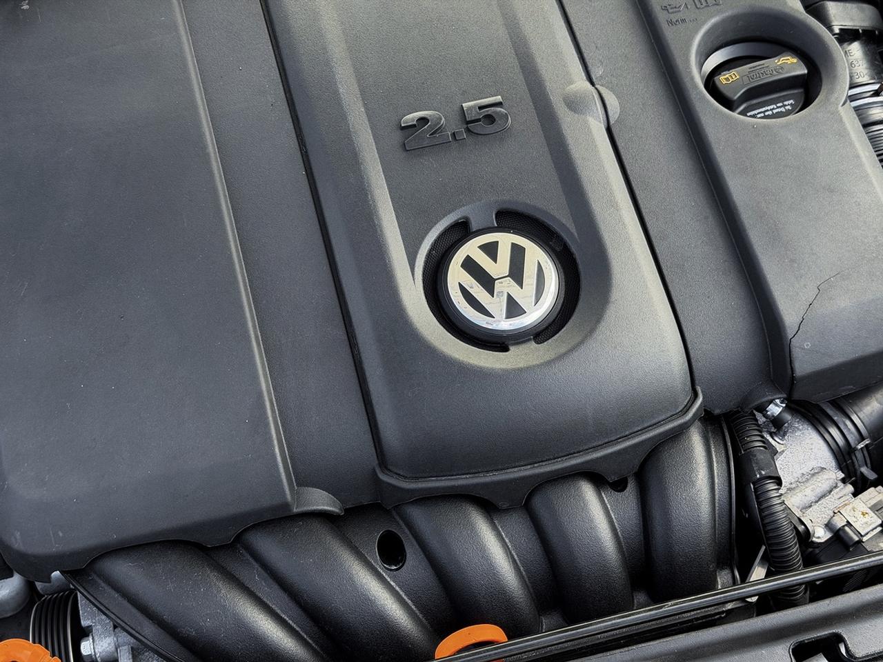 2013 Volkswagen Beetle 2.5L COUPE w/SUNROOF Photo