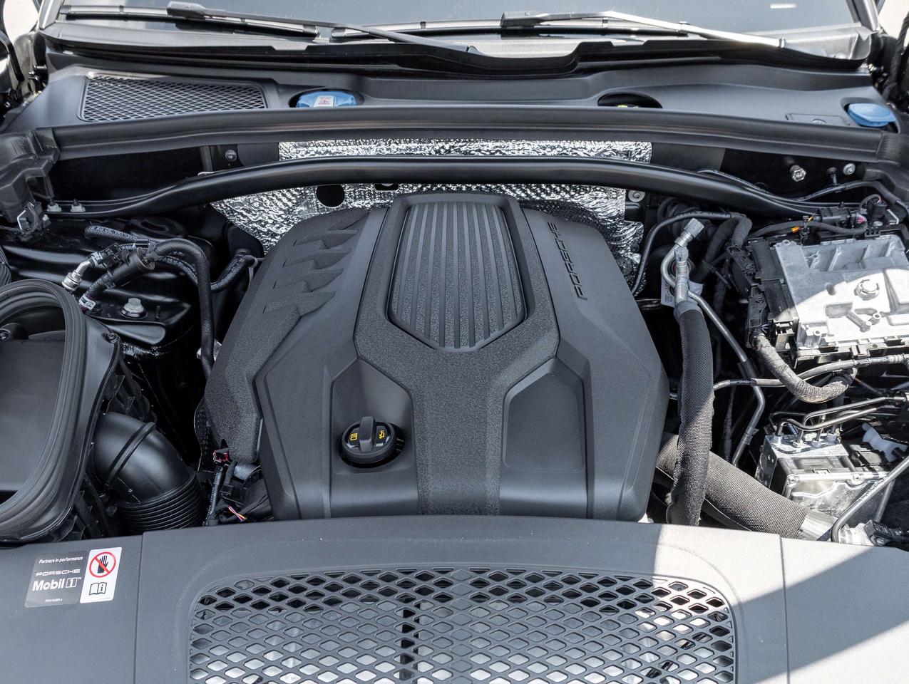 2026 Porsche Macan T   Sport Exhaust   Adaptive Air Suspension Photo