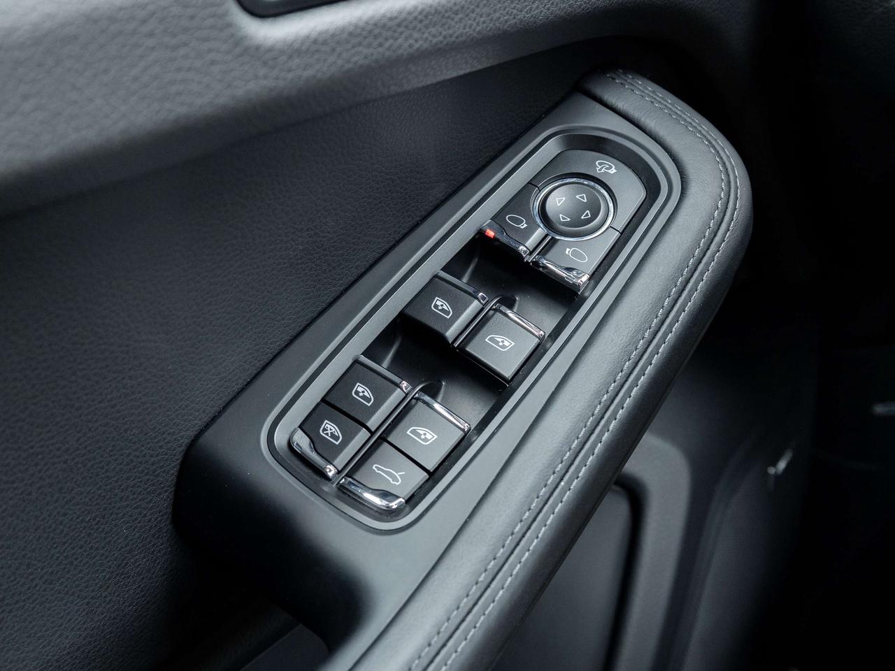 2026 Porsche Macan T   Sport Exhaust   Adaptive Air Suspension Photo