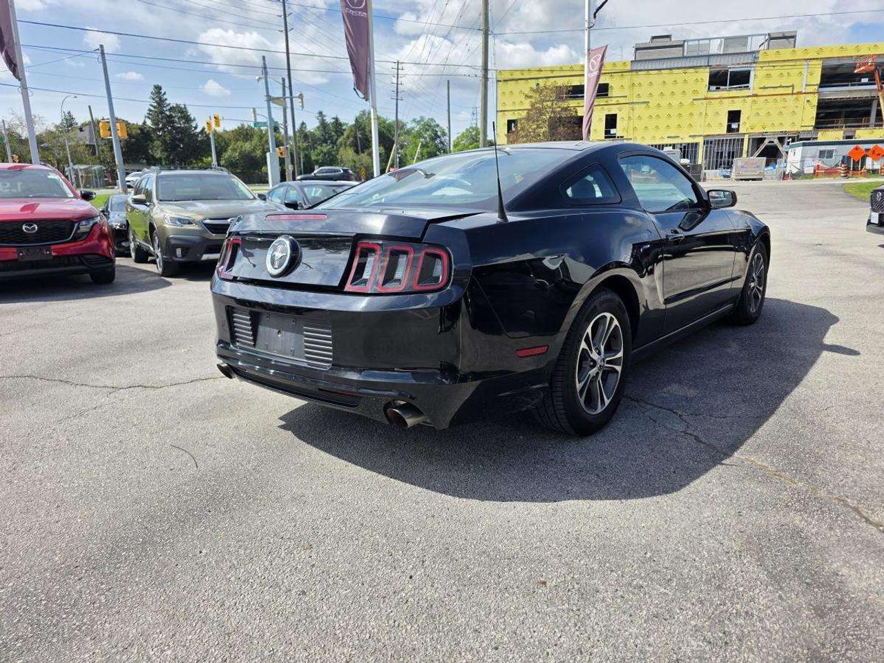 2014 Ford Mustang MANUEL V6 Premium CLEAN CARFAX Photo