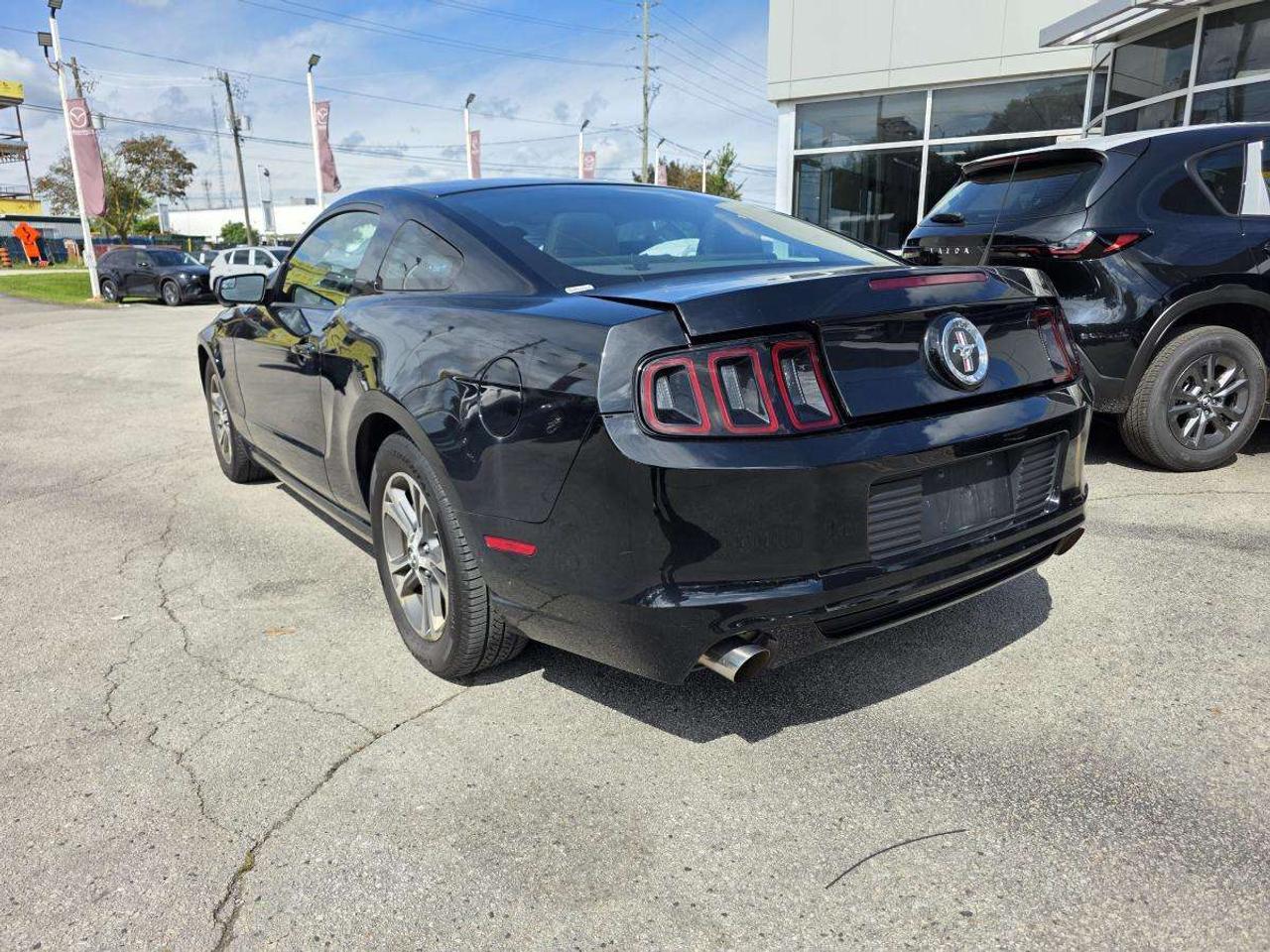 2014 Ford Mustang MANUEL V6 Premium CLEAN CARFAX Photo