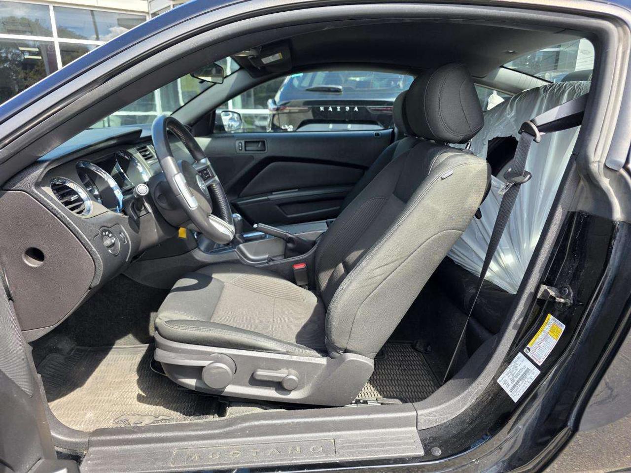 2014 Ford Mustang MANUEL V6 Premium CLEAN CARFAX Photo
