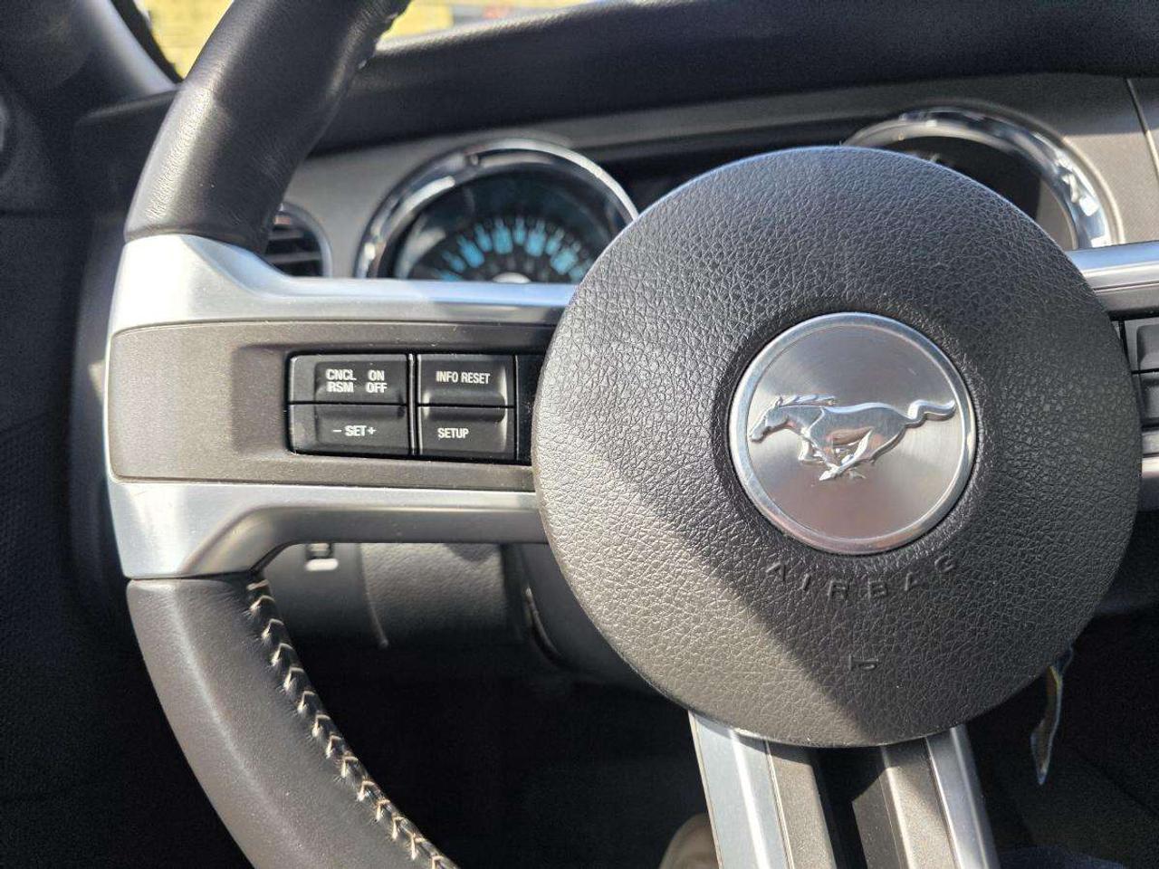 2014 Ford Mustang MANUEL V6 Premium CLEAN CARFAX Photo