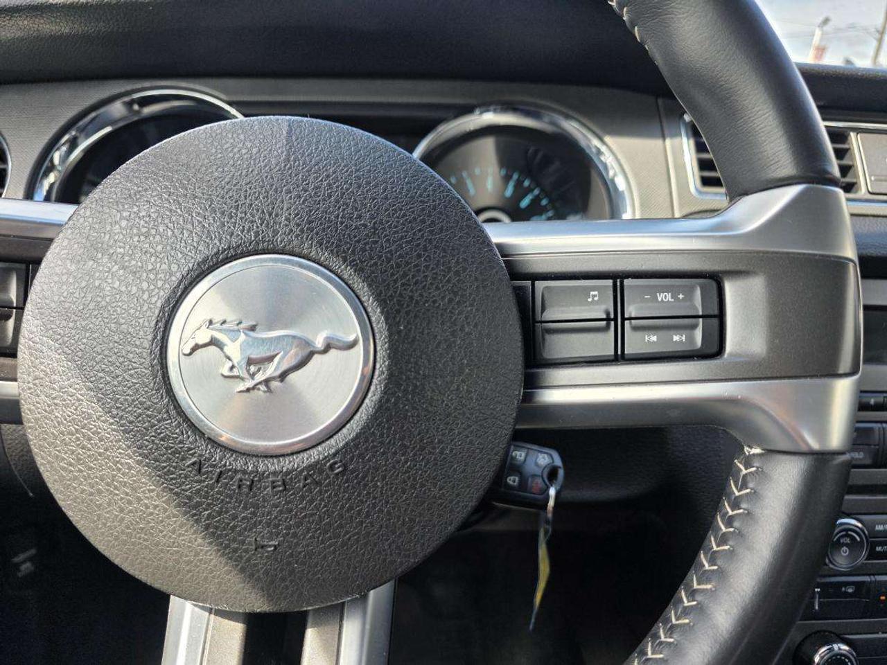2014 Ford Mustang MANUEL V6 Premium CLEAN CARFAX Photo