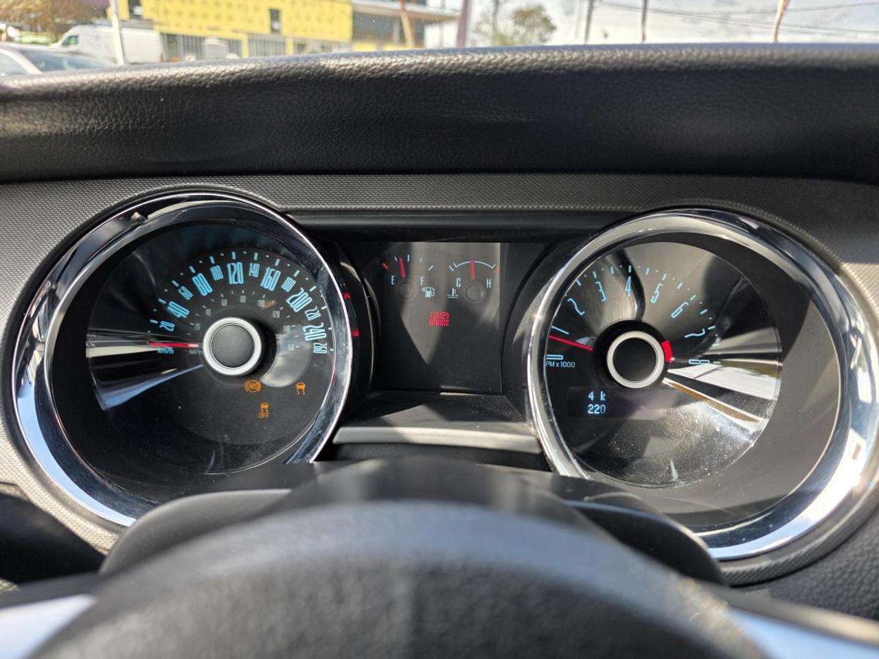 2014 Ford Mustang MANUEL V6 Premium CLEAN CARFAX Photo
