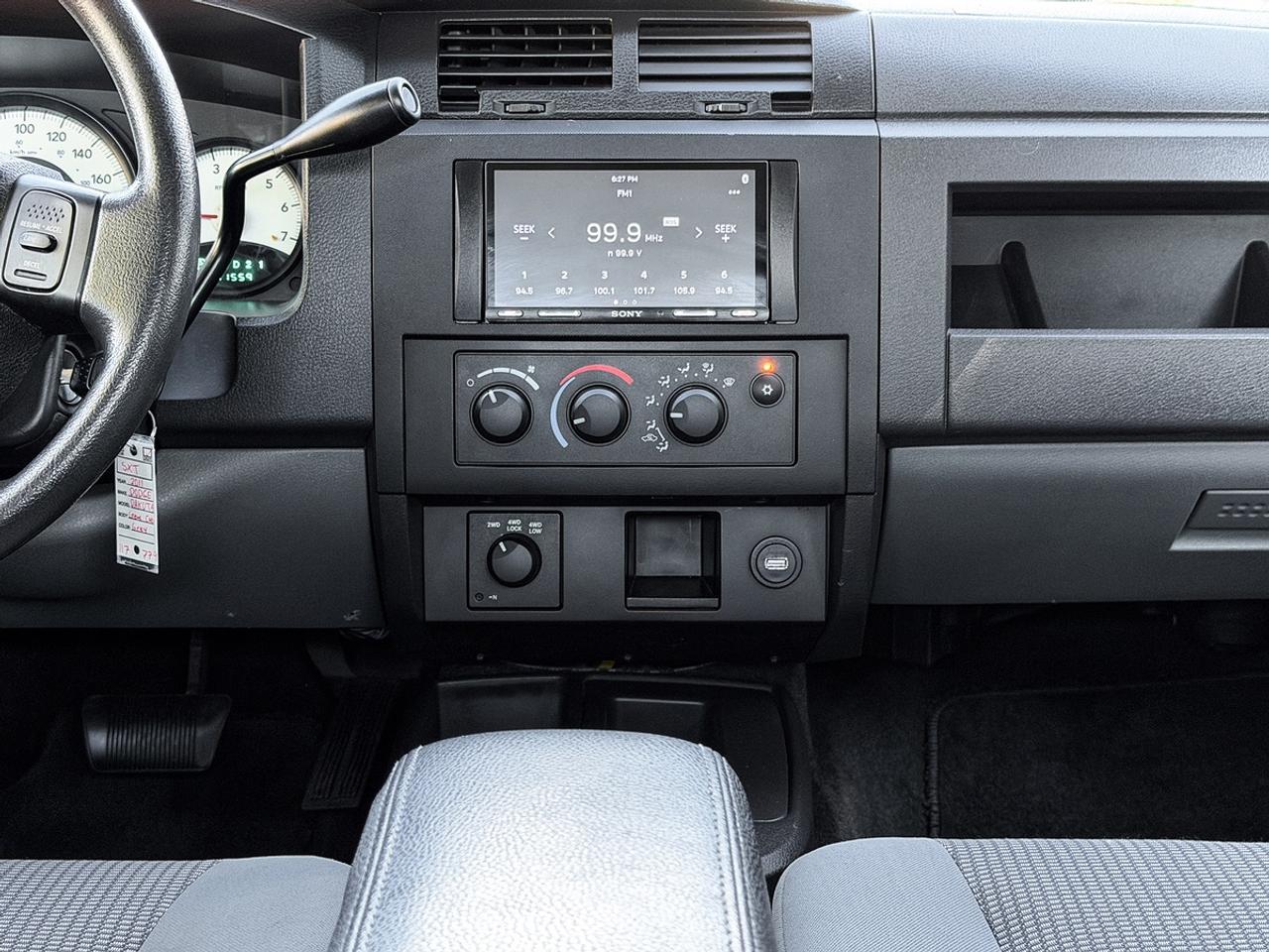 2011 Dodge Dakota SXT CREW CAB 4X4 V6 Photo