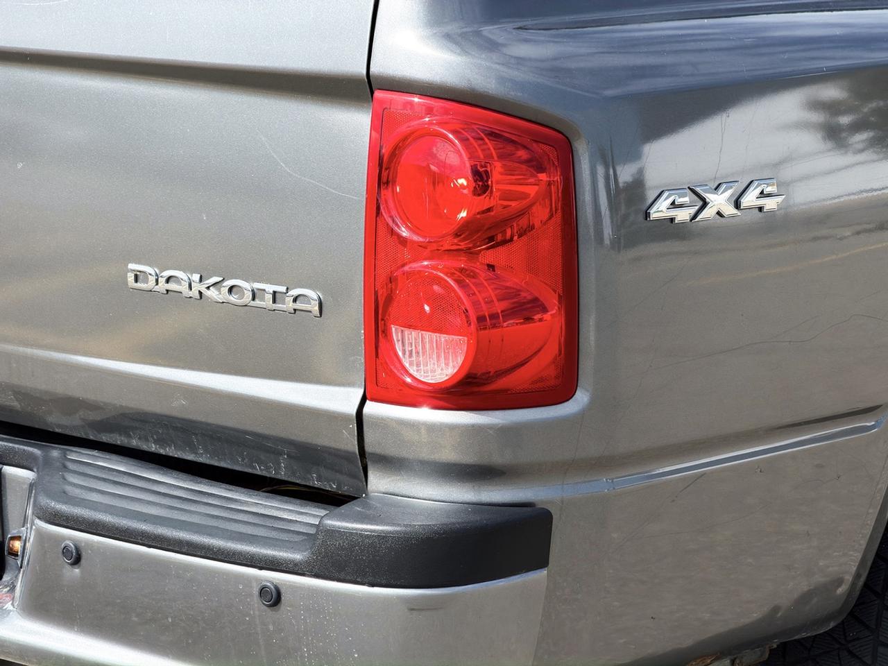 2011 Dodge Dakota SXT CREW CAB 4X4 V6 Photo