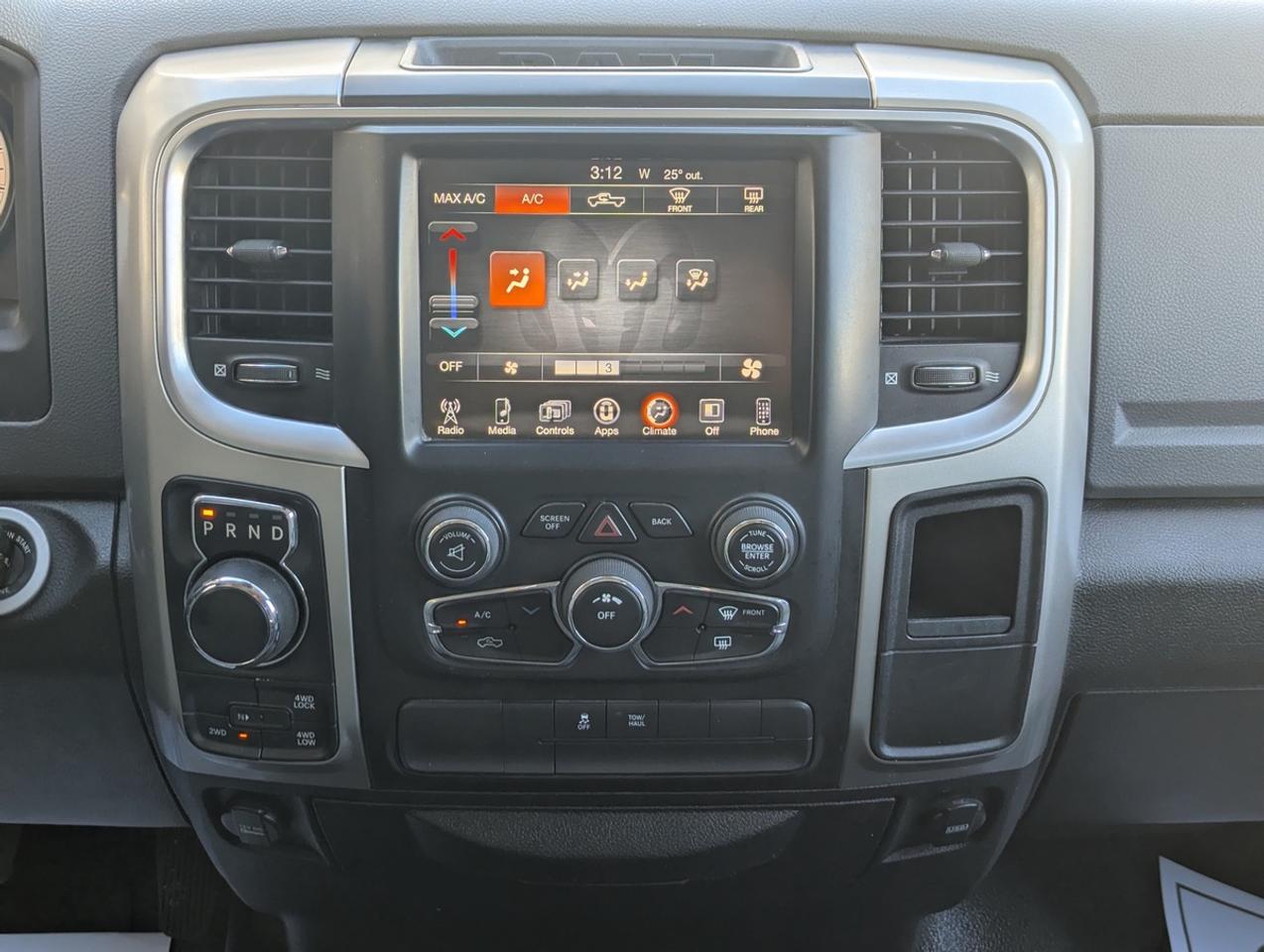 2016 RAM 1500 SLT/5.7 V8/CrewCab/HEMI/4WD Photo