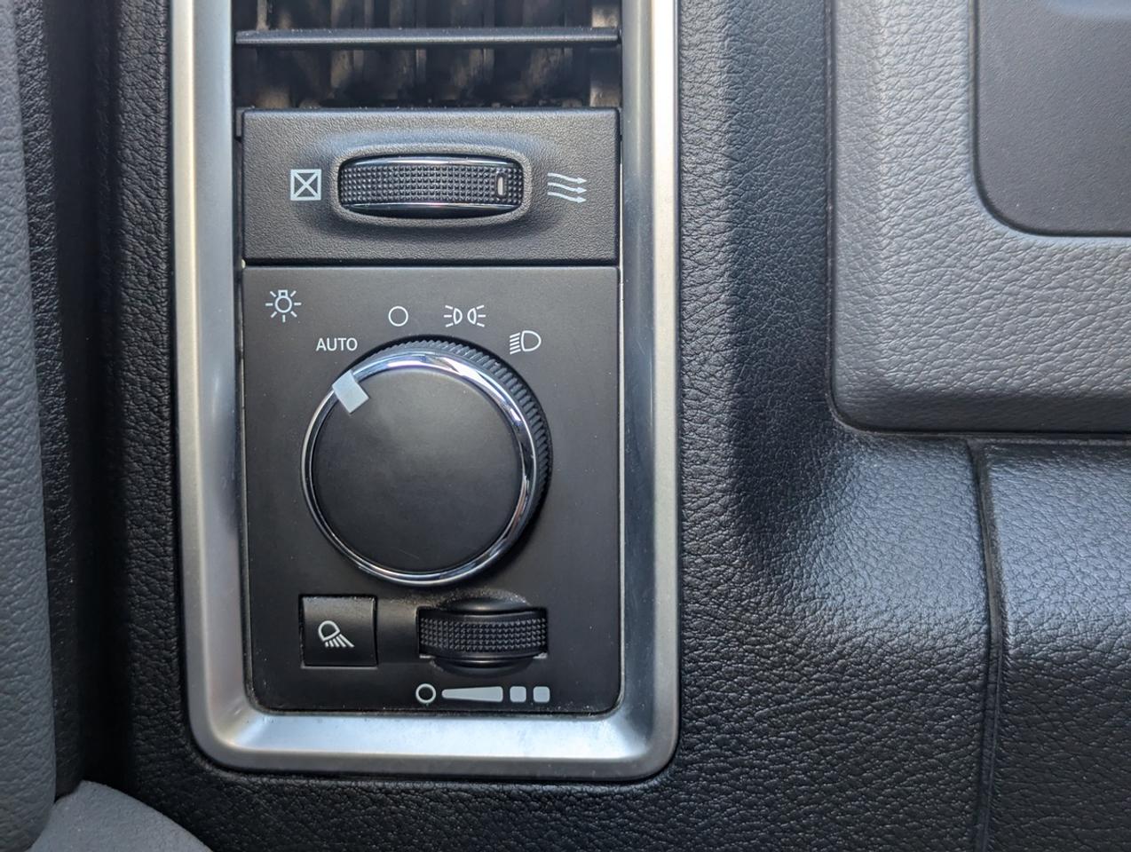 2016 RAM 1500 SLT/5.7 V8/CrewCab/HEMI/4WD Photo