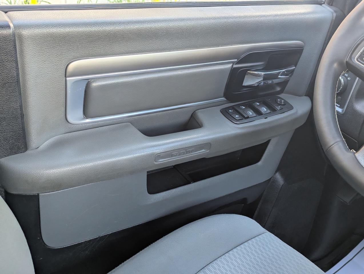 2016 RAM 1500 SLT/5.7 V8/CrewCab/HEMI/4WD Photo