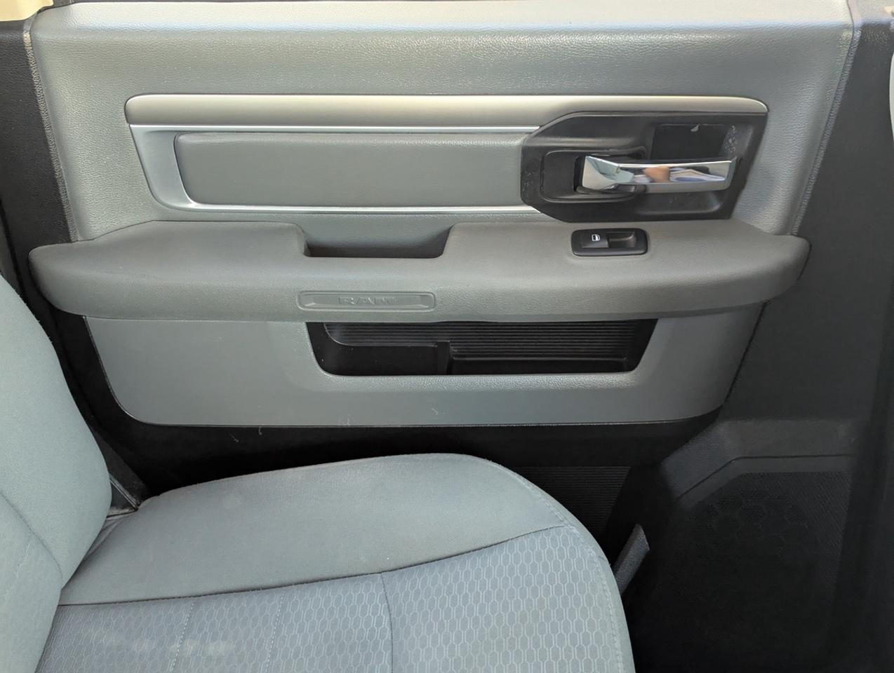 2016 RAM 1500 SLT/5.7 V8/CrewCab/HEMI/4WD Photo