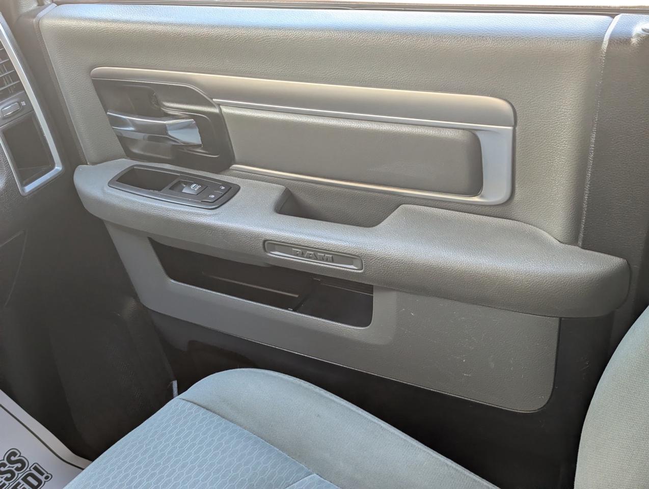 2016 RAM 1500 SLT/5.7 V8/CrewCab/HEMI/4WD Photo