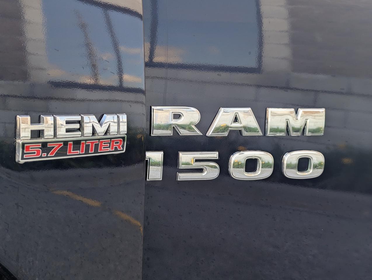 2016 RAM 1500 SLT/5.7 V8/CrewCab/HEMI/4WD Photo