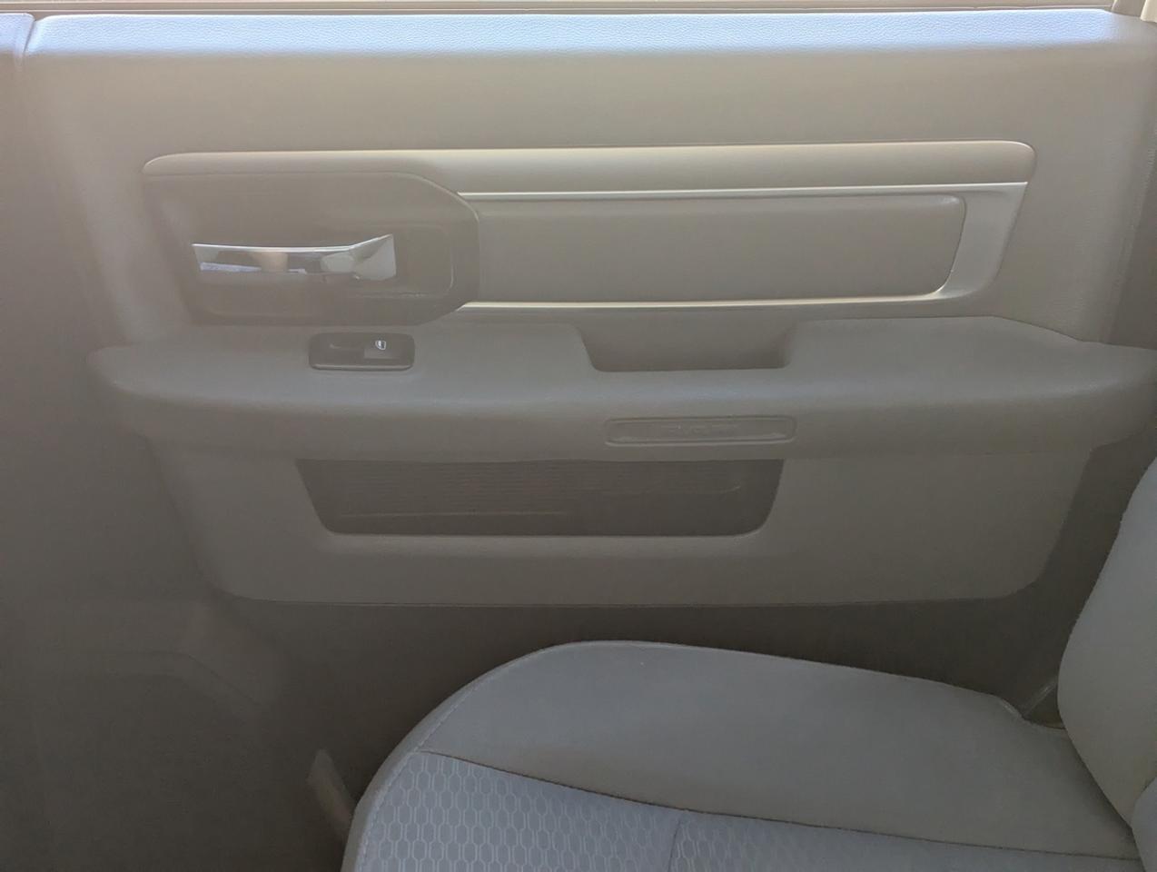2016 RAM 1500 SLT/5.7 V8/CrewCab/HEMI/4WD Photo