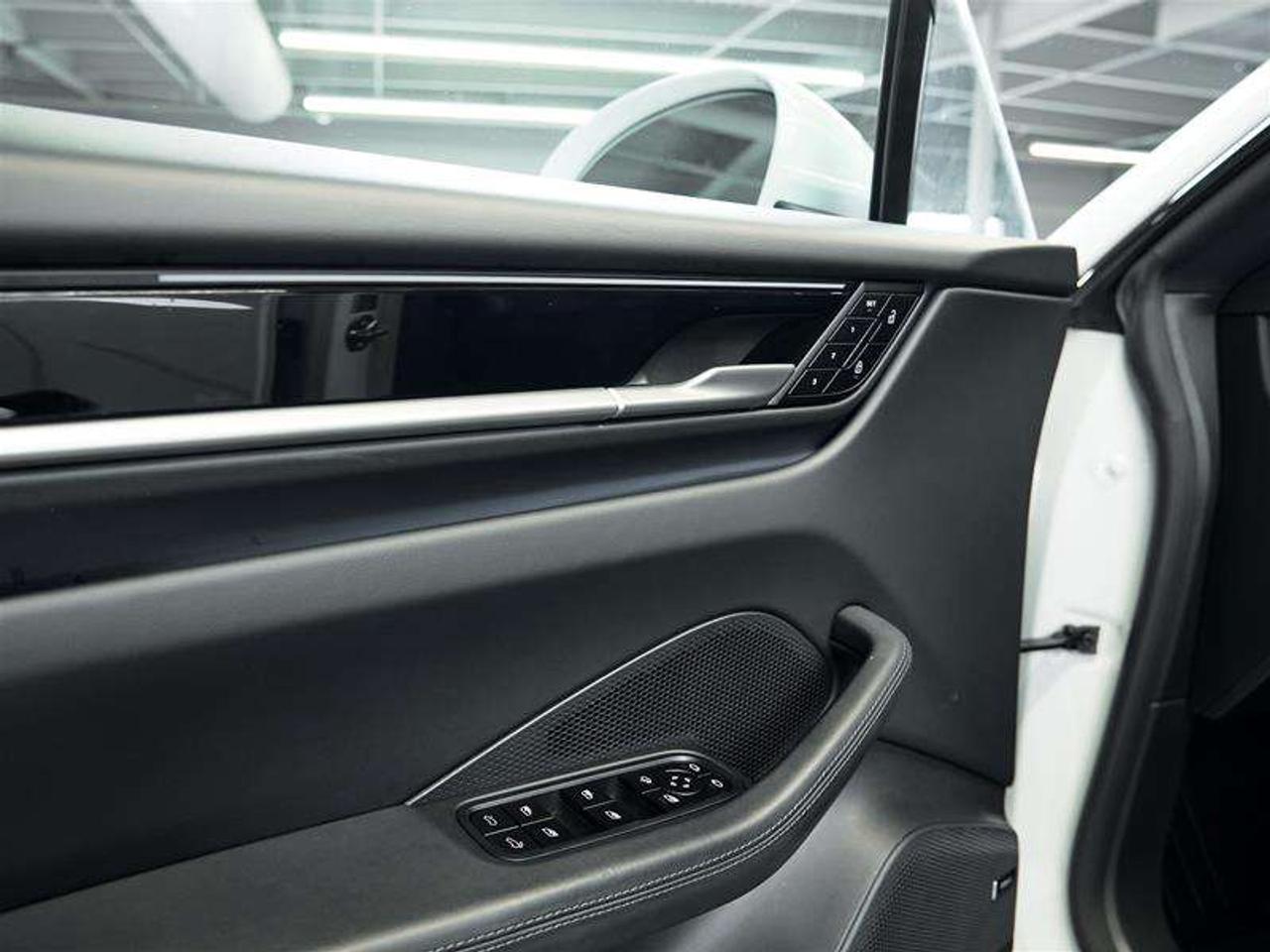2025 Porsche Macan Electric RWD Photo