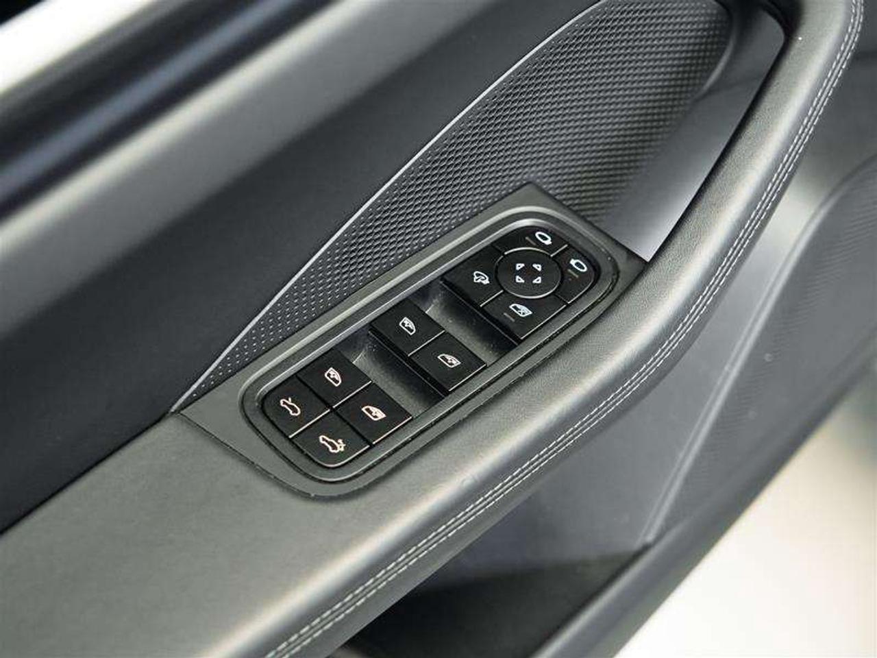 2025 Porsche Macan Electric RWD Photo