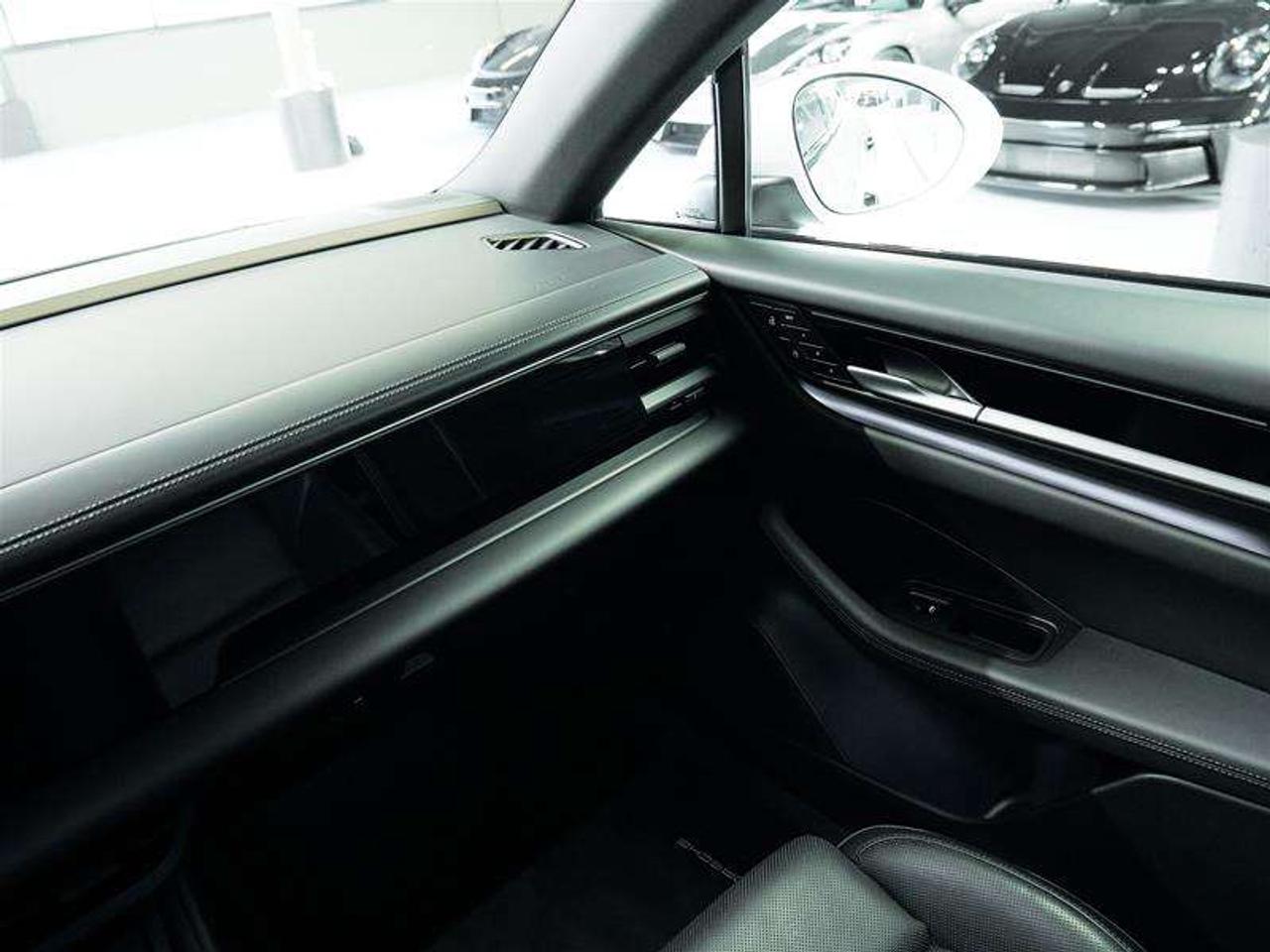 2025 Porsche Macan Electric RWD Photo