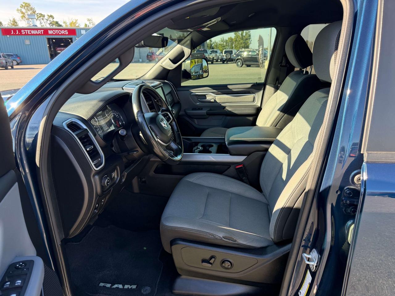 2022 RAM 1500 Big Horn - tow pkg - cruise control Photo
